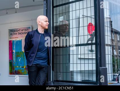 Harrogate, 15. Juni 2020. Richard McTague, Inhaber der unabhängigen Kunstgalerie RedHouse Originals, eröffnet heute zum ersten Mal seit der Sperre. Kredit: ernesto rogata/Alamy Live Nachrichten Stockfoto