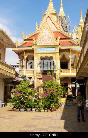 Chua Munirensay Pagode kleine goldene Pagode, die ursprünglich 1948 erbaut wurde, ist typisch für die Khmer-buddhistischen Pagoden. Can Tho, Vietnam, Asien Stockfoto