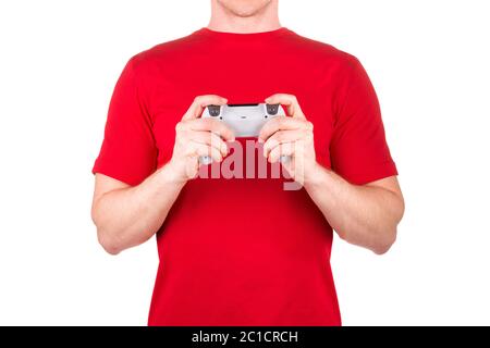Mann in rotem T-Shirt hält Gamepad und Videospiele isoliert weiß spielen Stockfoto
