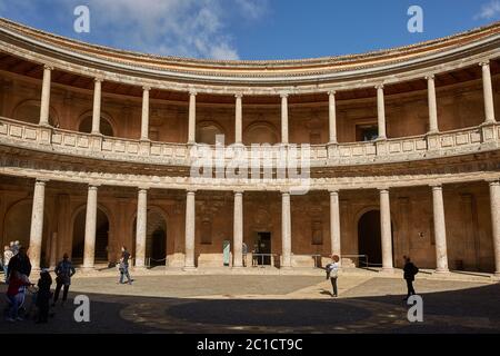 Besucher des Innenhofs im Palacio de Carlos V in La Alhambra, Granada, Spanien Stockfoto