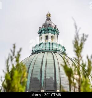 Quadratische majestätische Kuppel des Utah State Capital Building mit verschwommenen Bäumen im Vordergrund Stockfoto