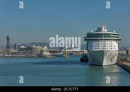 Stadt Barcelona und Kreuzfahrtschiff Andocken im Hafen von Barcelona in Spanien Stockfoto