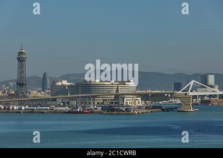 Hafen mit Containern und Import-Export-Operationen in Barcelona Spanien Stockfoto