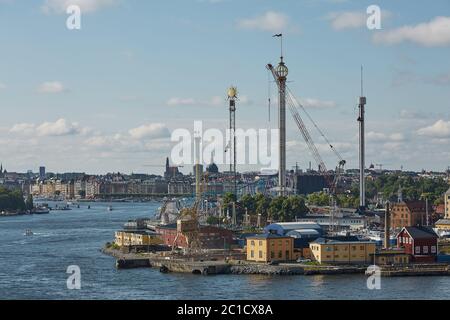 Stadtlandschaft und Tivoli Grona Lund - Gronan - Vergnügungspark auf der Djurgarden Insel in Stockholm Stockfoto