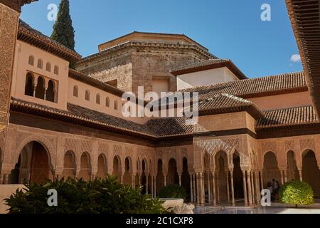 Innenhof der Myrtles (Patio de los Arrayanes) in La Alhambra, Granada, Spanien Stockfoto