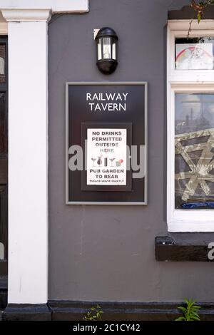 Hinweis außerhalb eines Pubs, in dem Kunden darauf hingewiesen werden, dass Getränke in diesem Bereich nicht erlaubt sind Stockfoto
