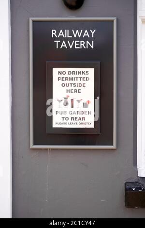 Hinweis außerhalb eines Pubs, in dem Kunden darauf hingewiesen werden, dass Getränke in diesem Bereich nicht erlaubt sind Stockfoto