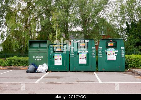 Charity Recycling-Behälter für Kleidung Lumpen und Schuhe Stockfoto