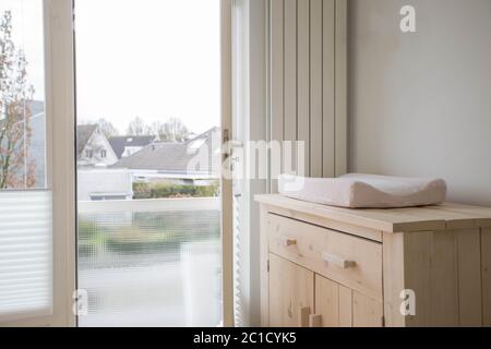 Wickelauflage in Babys Zimmer modernes Design Stockfoto