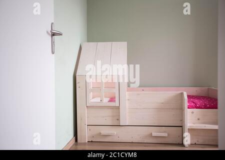 Kinder- Schlafzimmer modernes Design mit Holz- einfache Bed Stockfoto