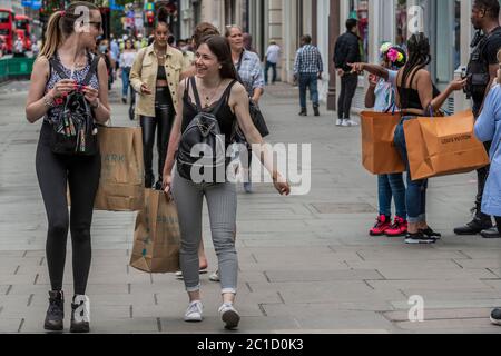 London, Großbritannien. Juni 2020. Oxford Street am ersten Tag dürfen alle Geschäfte nach der Lockerung der Coronavirus (COVID-19) Sperre öffnen. Kredit: Guy Bell/Alamy Live Nachrichten Stockfoto