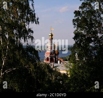 Außenansicht der Kirche der Geburt der Jungfrau Maria, auch bekannt als Geburt oder Stroganov, und die Verbindung Oka und Wolga Fluss Stockfoto