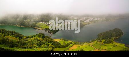 Luftaufnahme zu den Seen Azul und Verde bei Sete Cidades, Sao Miguel, Azoren, Portugal Stockfoto