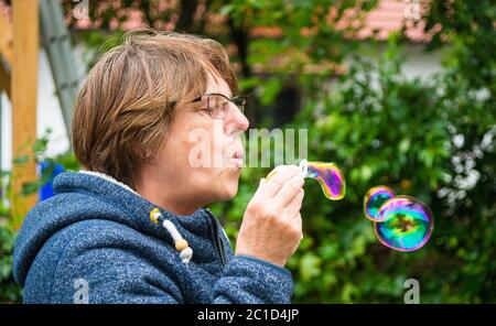 Nahaufnahme der Frau Seifenblasen Stockfoto