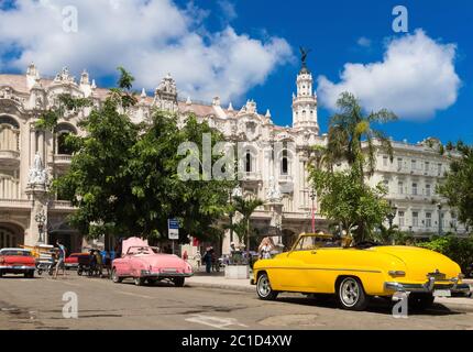 american Gold gelb ford brookwood Oldtimer Parks in kuba - Serie kuba reportage Stockfoto