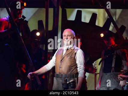 David Essex (The Voice of Humanity) im KRIEG DER WELTEN im Dominion Theatre, London W1 17/02/2016 Adaptiert von Doreen Wayne nach H G Wells Musik: Jeff Wayne Lyrics: Gary Osborne Set Design: RIC Lipson Kostüme: Gary McCann Beleuchtung: Tim Oliver Choreograph: Liam Steel Regie: Bob Tomson Stockfoto