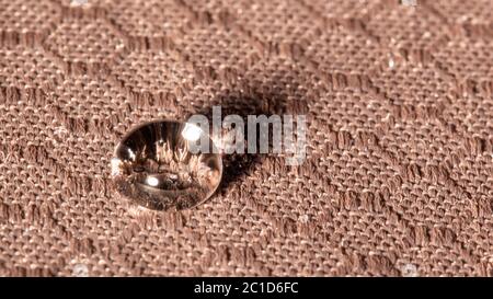 Wassertropfen auf feuchtigkeitsbeständigem Gewebe Close Up Stockfoto