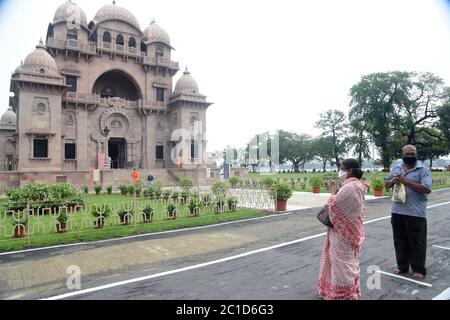 Kalkutta, Indien. Juni 2020. Anhänger Besuch in Belur Math das Hauptquartier der Ramkrishna Mission als seine offen für Anhänger nach etwas Entspannung während Nation weit Sperre gegeben 5 im Gefolge der COVID 19 Coronavirus Pandemie auferlegt. (Foto von Ved Prakash/Pacific Press) Quelle: Pacific Press Agency/Alamy Live News Stockfoto