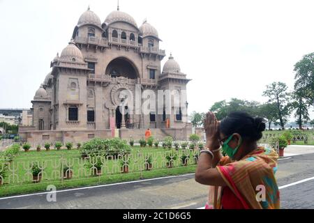 Kalkutta, Indien. Juni 2020. Anhänger Besuch in Belur Math das Hauptquartier der Ramkrishna Mission als seine offen für Anhänger nach etwas Entspannung während Nation weit Sperre gegeben 5 im Gefolge der COVID 19 Coronavirus Pandemie auferlegt. (Foto von Ved Prakash/Pacific Press) Quelle: Pacific Press Agency/Alamy Live News Stockfoto