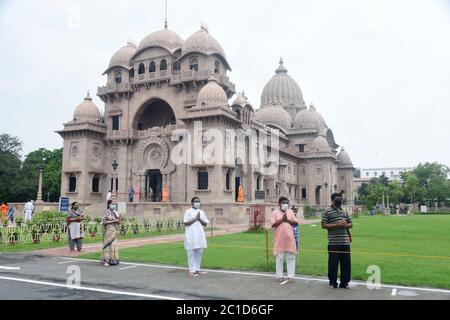 Kalkutta, Indien. Juni 2020. Anhänger Besuch in Belur Math das Hauptquartier der Ramkrishna Mission als seine offen für Anhänger nach etwas Entspannung während Nation weit Sperre gegeben 5 im Gefolge der COVID 19 Coronavirus Pandemie auferlegt. (Foto von Ved Prakash/Pacific Press) Quelle: Pacific Press Agency/Alamy Live News Stockfoto