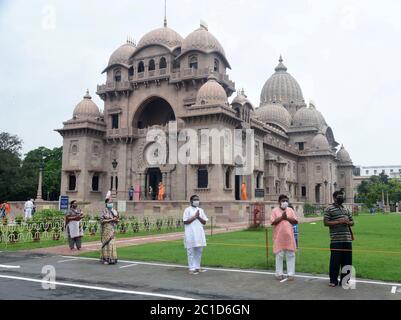 Kalkutta, Indien. Juni 2020. Anhänger Besuch in Belur Math das Hauptquartier der Ramkrishna Mission als seine offen für Anhänger nach etwas Entspannung während Nation weit Sperre gegeben 5 im Gefolge der COVID 19 Coronavirus Pandemie auferlegt. (Foto von Ved Prakash/Pacific Press) Quelle: Pacific Press Agency/Alamy Live News Stockfoto