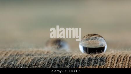 Wassertropfen auf feuchtigkeitsbeständigem Gewebe Close Up Stockfoto