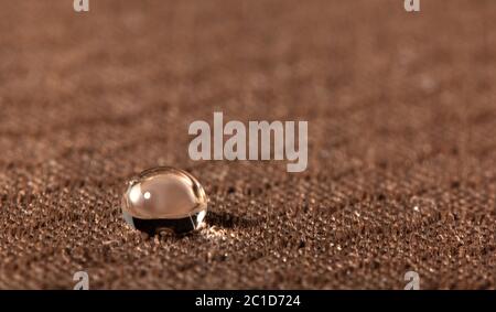 Wassertropfen auf feuchtigkeitsbeständigem Gewebe Close Up Stockfoto