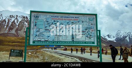 Informationstafel am Khunjerab Pass, Pak China Grenze 6/28/2018 Stockfoto