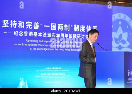 (200615) -- SHENZHEN, 15. Juni 2020 (Xinhua) -- Deng Zhonghua, stellvertretender Leiter des Büros für Hongkong und Macao Angelegenheiten des Staatsrats, spricht bei der Eröffnungszeremonie eines Symposiums über die Aufrechterhaltung und Verbesserung des "ein Land, zwei Systeme" in Shenzhen, südchinesische Provinz Guangdong, 15. Juni 2020. Anlässlich des 30. Jahrestages der Verkündung des Grundgesetzes der Sonderverwaltungsregion Hongkong (HKSAR) fand am Montag im südchinesischen Shenzhen ein Symposium zur Aufrechterhaltung und Verbesserung des "ein Land, zwei Systeme" statt. Organisiert von der Chinesischen Vereinigung von Hongkong und Macao Studi Stockfoto