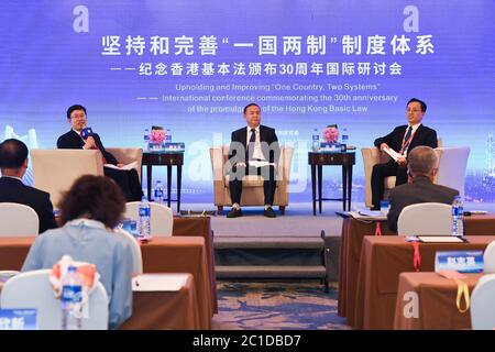 (200615) -- SHENZHEN, 15. Juni 2020 (Xinhua) -- Wissenschaftler diskutieren auf einem Symposium über die Aufrechterhaltung und Verbesserung des "ein Land, zwei Systeme" in Shenzhen, südchinesische Provinz Guangdong, 15. Juni 2020. Anlässlich des 30. Jahrestages der Verkündung des Grundgesetzes der Sonderverwaltungsregion Hongkong (HKSAR) fand am Montag im südchinesischen Shenzhen ein Symposium zur Aufrechterhaltung und Verbesserung des "ein Land, zwei Systeme" statt. Das Symposium wurde von der Chinesischen Vereinigung für Hongkong und Macao organisiert und wurde von etwa 200 Personen aus dem chinesischen Festland, Hongkong, Macao und Overse besucht Stockfoto