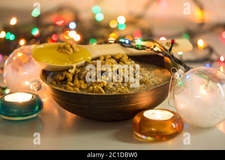 Weihnachtskutia aus Weizen, Rosinen und Nüssen, selektive Fokus Stockfoto