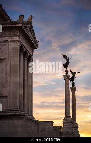 Sonnenuntergang über dem Vittorio Emanuele II Denkmal in Rom, Italien Stockfoto