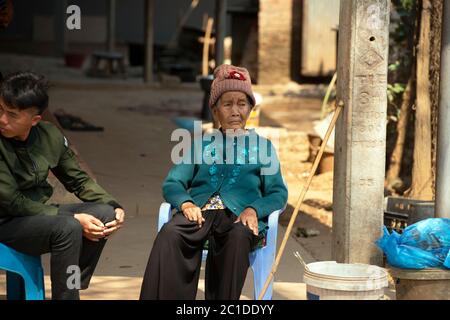 Eine ältere, indigene, ethnische Hmong-Dame in ihrem Dorf in der Provinz Luang Namtha, im Norden von Laos. Stockfoto