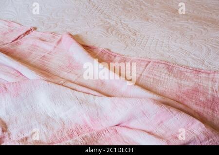 Textur, Hintergrund, Muster. Weiß rosa Stoff Hintergrund abstrakt mit sanften Wellen, ideal für Kleider oder Anzüge, wo transparent Stockfoto