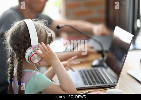 Vater mit Tochter komponieren einen Song im Heimmusikstudio Stockfoto