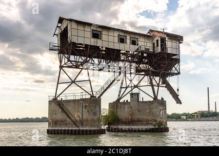 Die verfallenen Ruinen des Schiffskohleladers auf der Donau in Esztergom, Ungarn Stockfoto