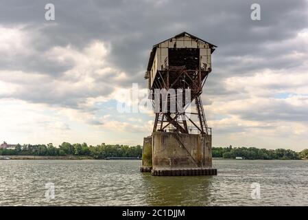 Die verfallenen Ruinen des Schiffskohleladers auf der Donau in Esztergom, Ungarn Stockfoto