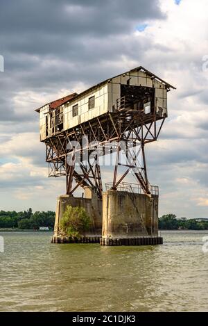 Die verfallenen Ruinen des Schiffskohleladers auf der Donau in Esztergom, Ungarn Stockfoto