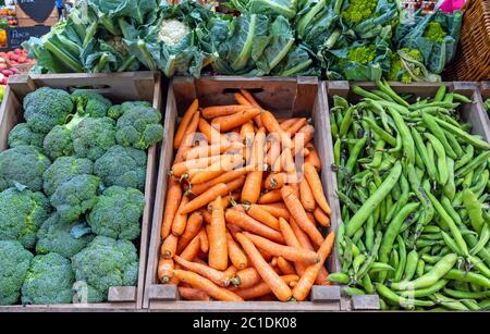 Broccoli, Karotten und Erbsen zum Verkauf auf dem Markt Stockfoto