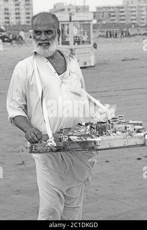 Portrait - Alter Mann am Clifton Strand, Karachi, Pakistan 26/06/2012 Stockfoto