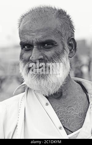 Portrait - Alter Mann am Clifton Strand, Karachi, Pakistan 26/06/2012 Stockfoto