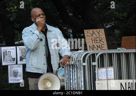 Mahnwache für George Floyd 14. Juni 2020 in Manhattans Upper East Side außerhalb des Gracie Mansion, Residenz des Bürgermeisters Bill de Blasio, in New York City, NYC Stockfoto