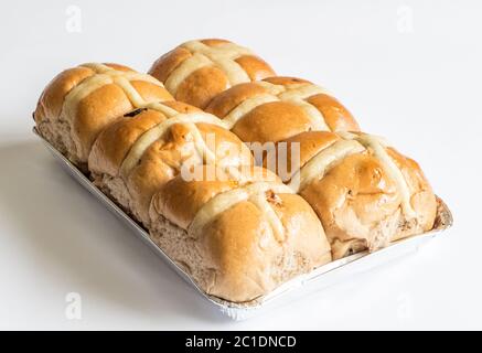 Hot Cross Buns isoliert auf weißem Hintergrund Stockfoto