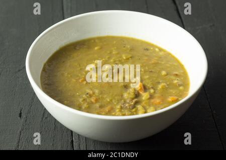 Rustikales Rindfleisch, Gemüse- und gerstensuppe auf schwarz Tabelle Stockfoto