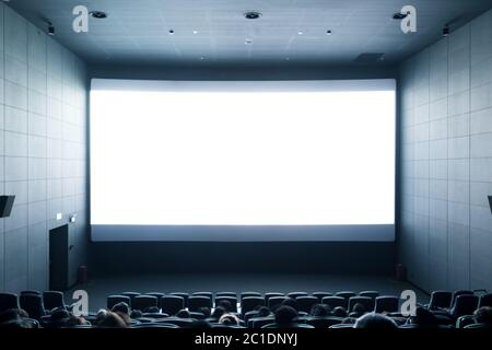 Menge Publikum im dunklen Blick auf heller Bildschirm Stockfoto