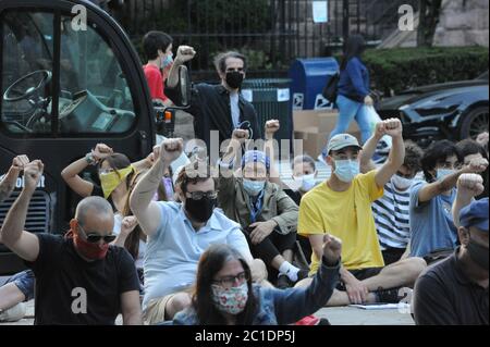 Mahnwache für George Floyd 14. Juni 2020 in Manhattans Upper East Side außerhalb des Gracie Mansion, Residenz des Bürgermeisters Bill de Blasio, in New York City, NYC Stockfoto