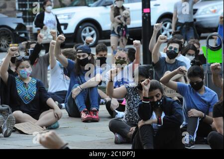Mahnwache für George Floyd 14. Juni 2020 in Manhattans Upper East Side außerhalb des Gracie Mansion, Residenz des Bürgermeisters Bill de Blasio, in New York City, NYC Stockfoto