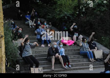 Mahnwache für George Floyd 14. Juni 2020 in Manhattans Upper East Side außerhalb des Gracie Mansion, Residenz des Bürgermeisters Bill de Blasio, in New York City, NYC Stockfoto