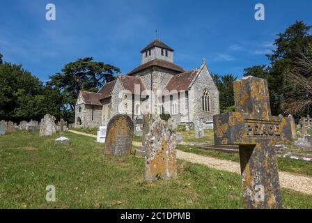 St Mary's Kirche im schönen Dorf Breamore, Hampshire, England, Großbritannien Stockfoto