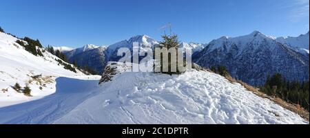 Verschneite Lawinenschutzbarriere vor den hohen Bergen in Österreich / Tirol. Stockfoto